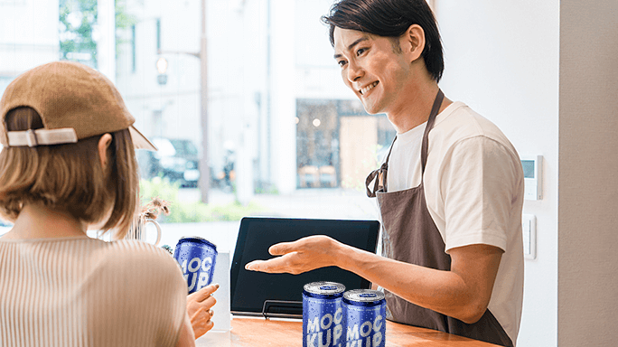 受付でサンプリングを配布 イメージ写真